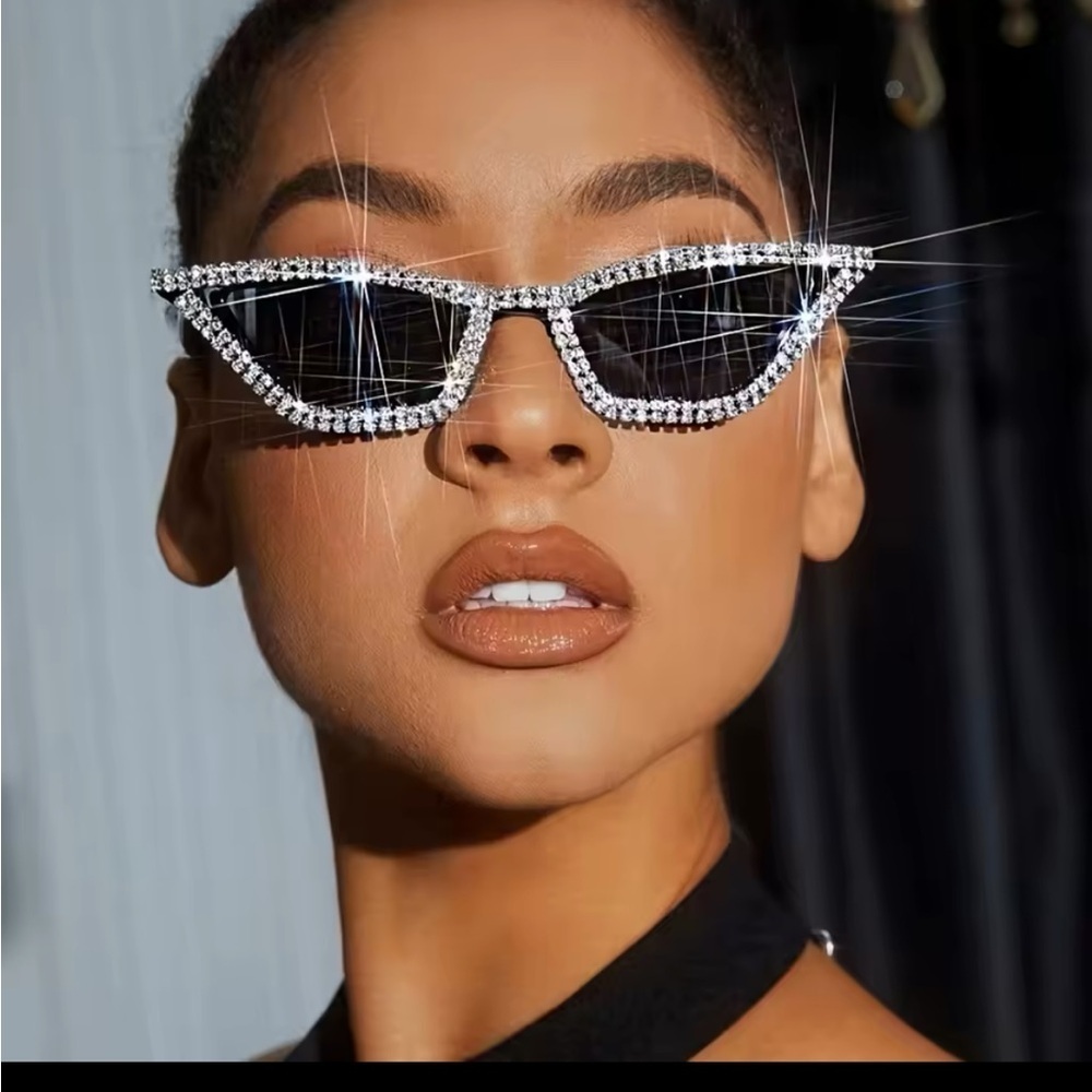 Crystal-Embellished Black Cat-Eye Sunglasses
0350